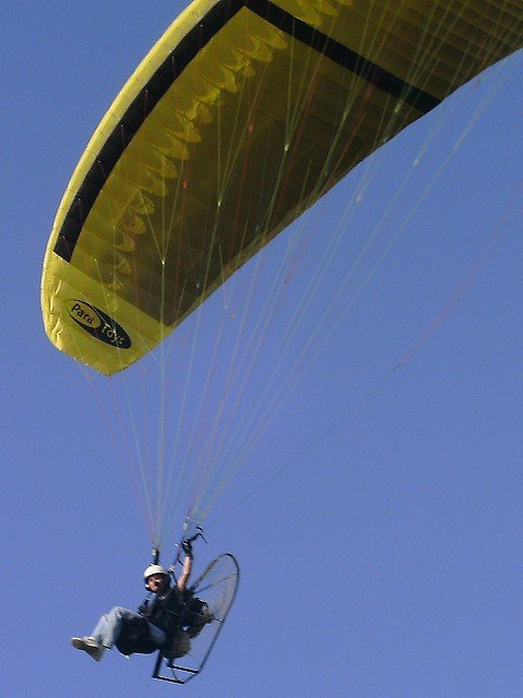 garyonhisparatoysparagliderwingandparaliteskycruisertop80paramotorultralight.jpg